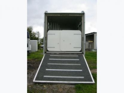 horsebox with rear loading under-sprung ramp